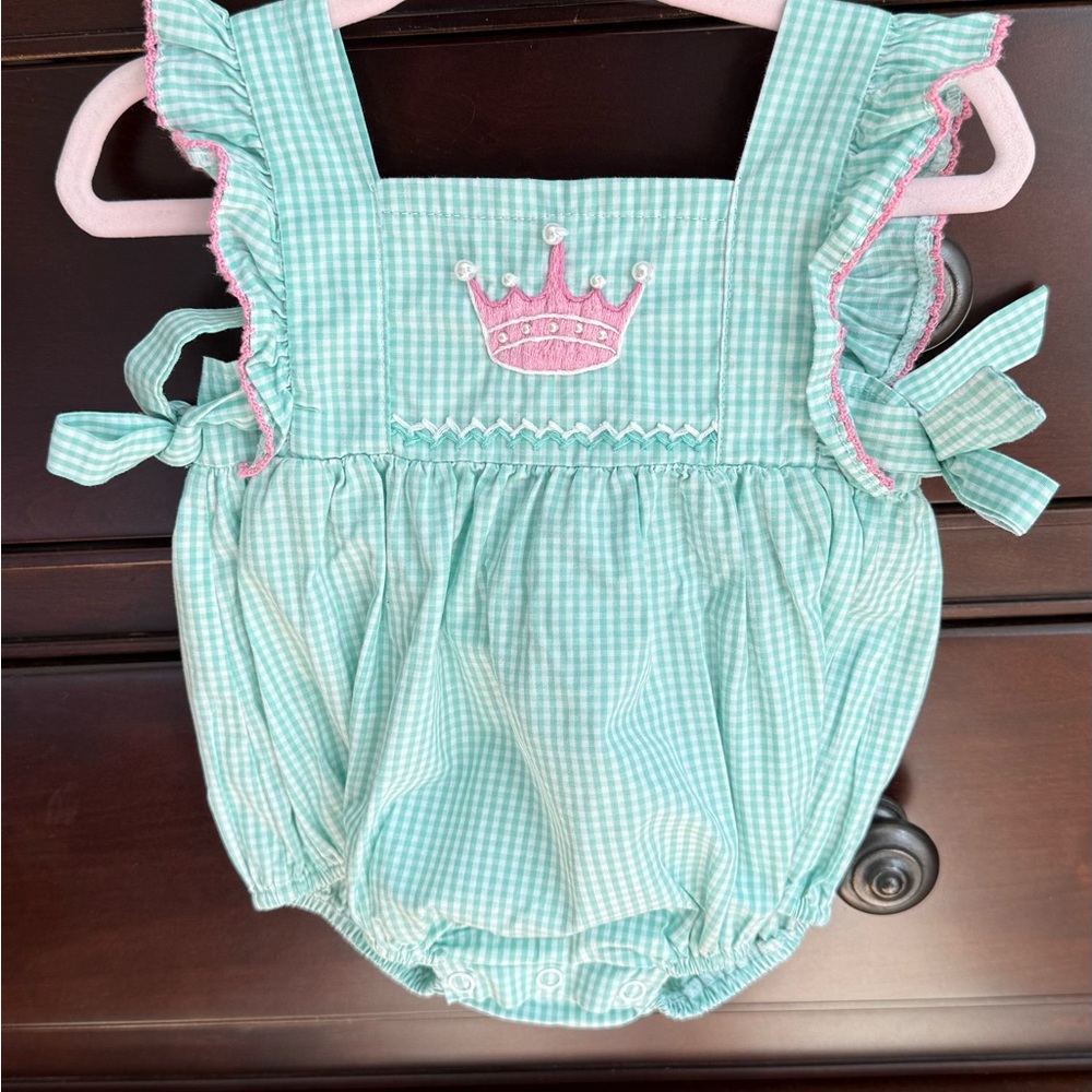 Crowning outfit for your little royal!